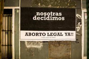 “Nós decidimos. Aborto legal já”, diz o cartaz em uma rua em Buenos Aires | Foto: Opera Mundi - Reprodução/ Facebook
