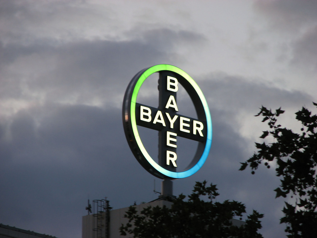 A la campaña “Si es Bayer es bueno”, los activistas responden “Si es Bayer es Monsanto”. 