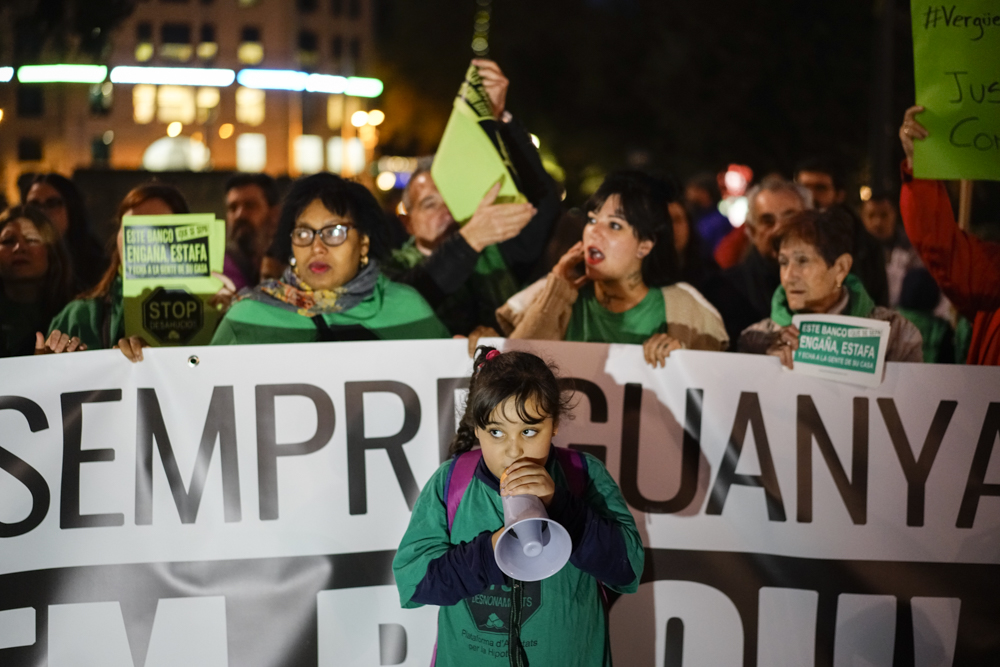 Manifestação realizada pela PAH Barcelona contra despejos e pelo direito à moradia