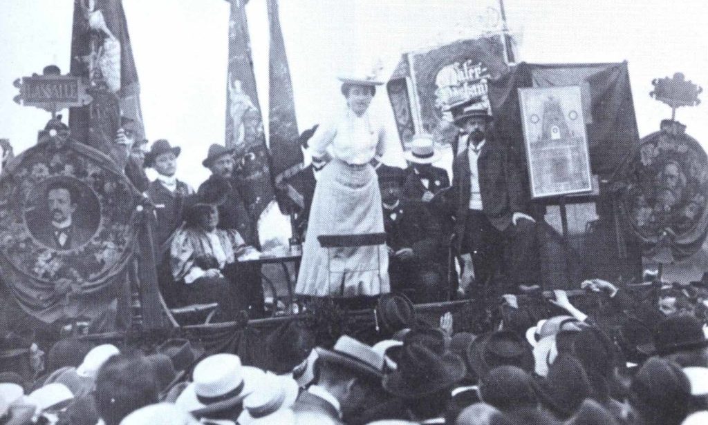Em 1907, Rosa Luxemburgo discursando em Stuttgart | Dietz Verlag / Fundação Rosa Luxemburgo