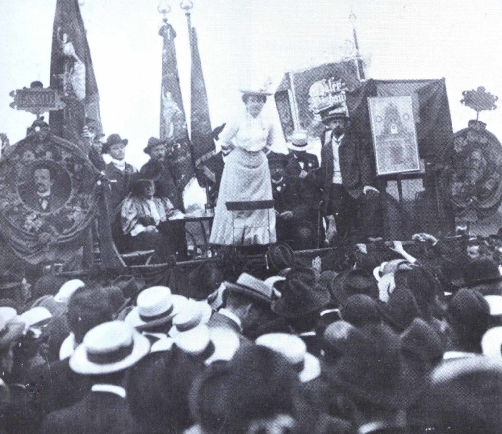 Em 1907, Rosa Luxemburgo discursando em Stuttgart | Dietz Verlag / Fundação Rosa Luxemburgo