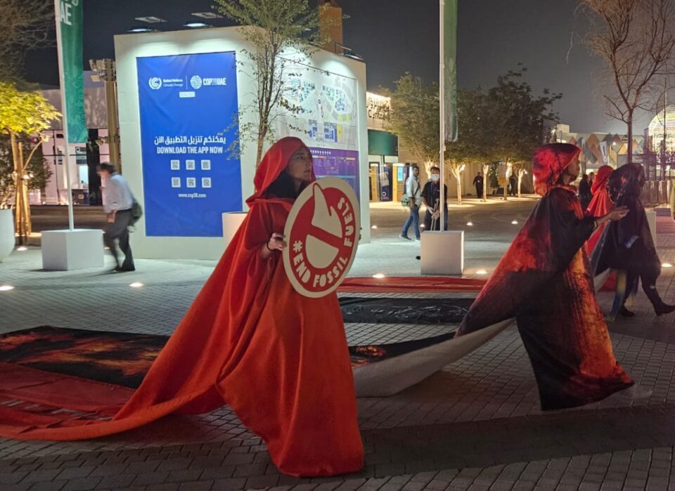 “Acabem com os combustíveis fósseis” Protesto de ativistas em Dubai, durante a COP28 - Fotos: Soraya Vanini Tupinambá