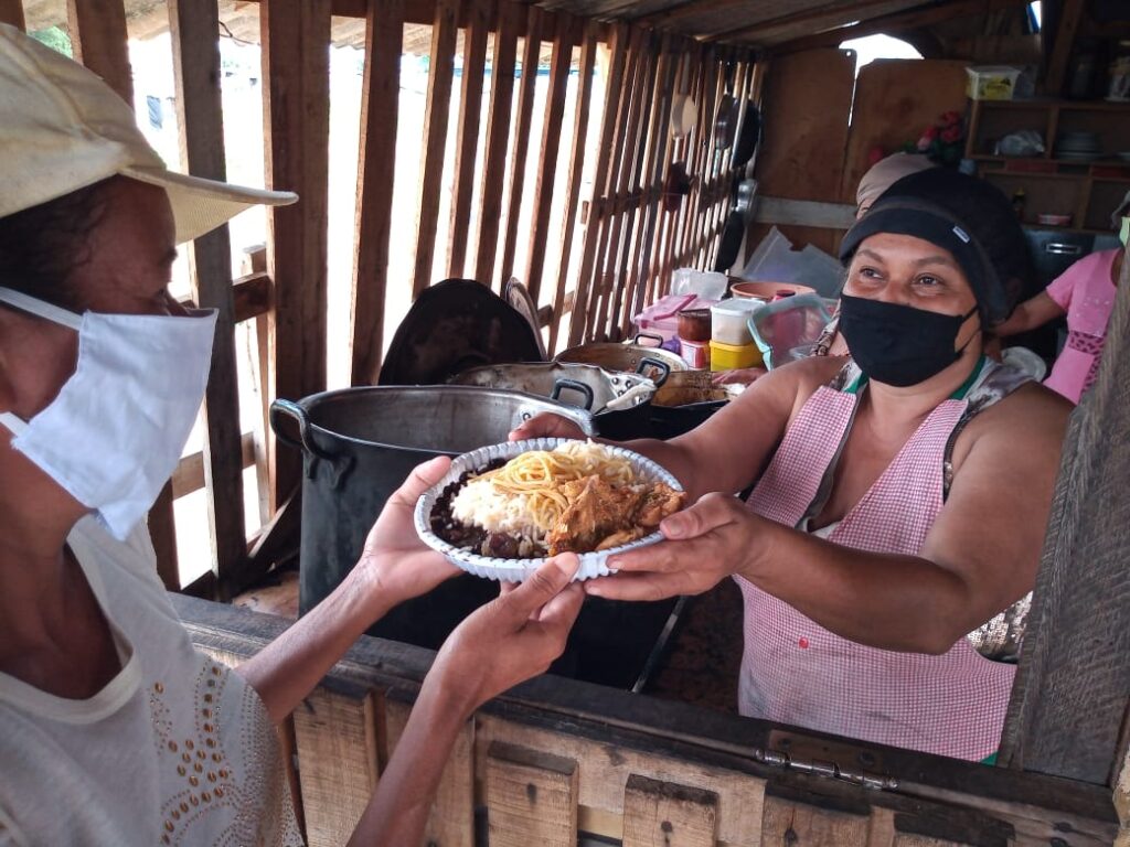 Cozinha Solidária do MTST alimenta dezenas de pessoas em situação vulnerável - Foto: MTST/divulgação