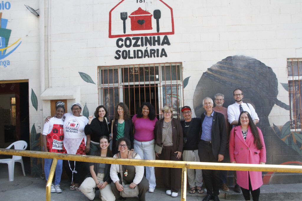 Equipe da cozinha e do MTST, comitiva alemã e Fundação Rosa Luxemburgo no Grajaú (Foto: Verena Glass)  