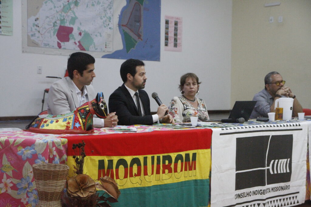 Membros da DPE (esq.), MPF (centro) e DPU (dir.) explicam direitos legais das comunidades (foto: Mikaell Carvalho/JnT)