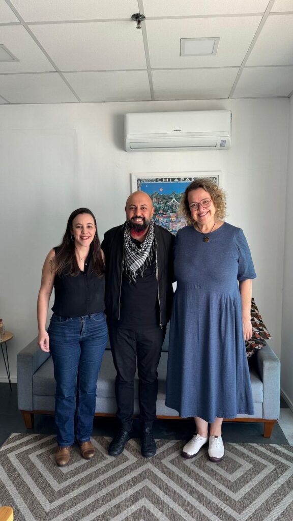  O deputado do Die Linke com Paula Coradi, presidenta nacional do PSOL, e Denise Simeão, integrante da direção nacional do partido