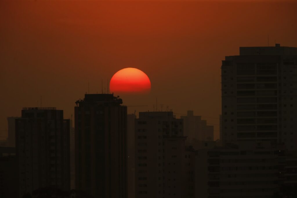 São Paulo (SP), 11/09/2024 - Final de tarde visto desde a Praça do Pôr do Sol em São Paulo mostra céu alaranjado devido a poluição do ar. Foto: Paulo Pinto/Agência Brasil