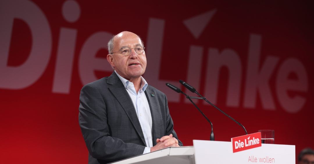 Gregor Gysi fala durante a conferência do partido Die Linke em 2025 em Berlim. (Crédito: Sandro Halank via Wikimedia Commons)