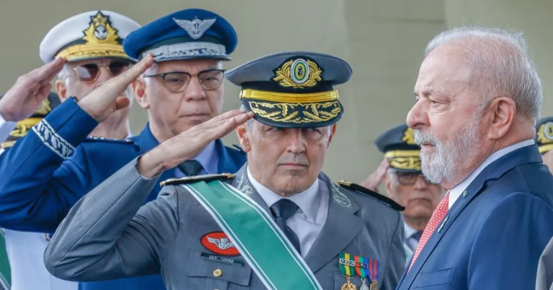 O general Tomás Paiva (de cinza) e o presidente Lula durante cerimônia do Dia do Exército — Foto: Ricardo Stuckert/Presidência da República