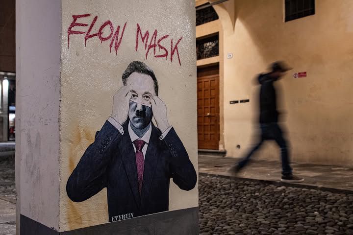 Trabalho do artista Evyrein “Elon Mask” no muro  em Pádua critica a saudação nazista de Elon Musk durante a posse de Donald Trump e sua subsequente aparição em um evento de extrema direita da AfD na Alemanha. @evyrein_official