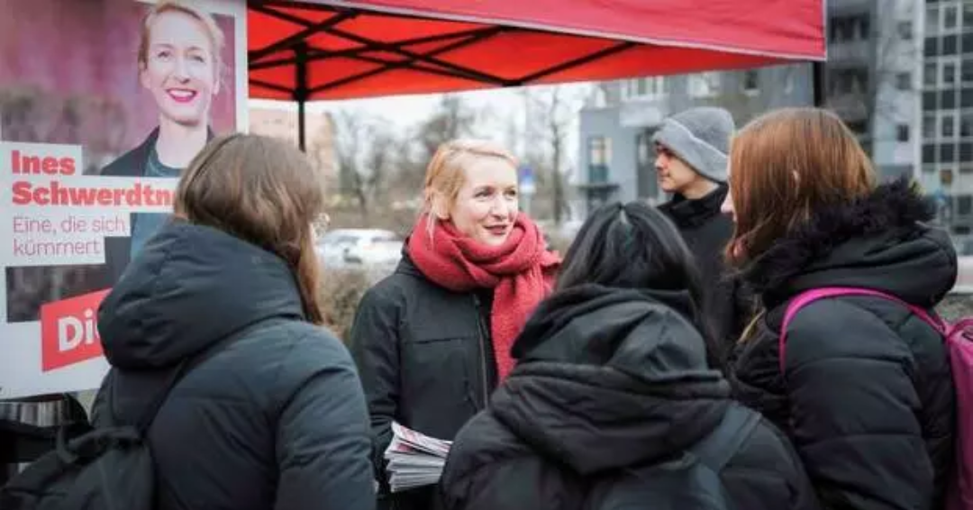 Candidata do Die Linke por Lichtenberg, a presidenta do partido Ines Schwerdtner, conversa com possíveis eleitoras na rua. Foto: Olaf Krostitz