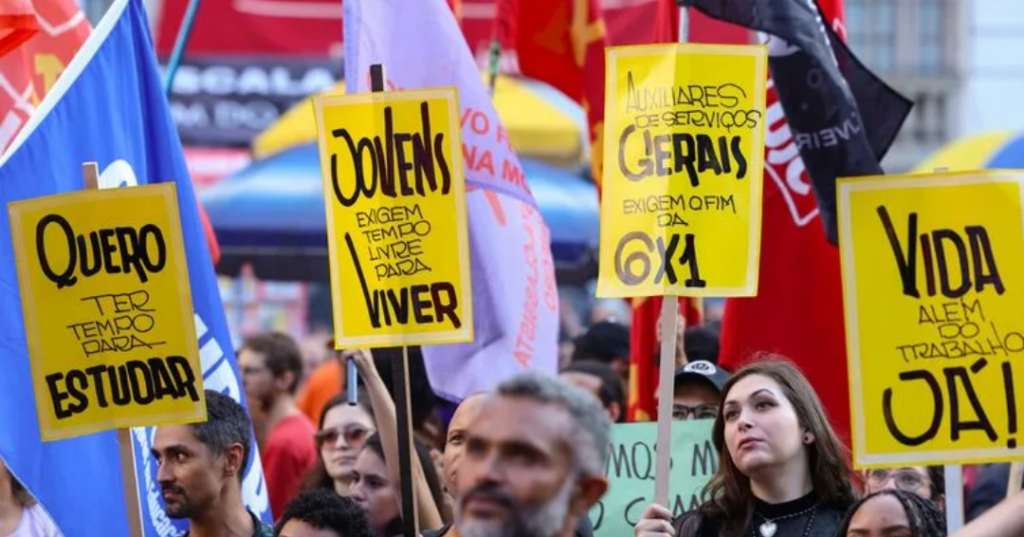 Manifestantes pedem o fim da escala 6×1 em ato na Cinelândia, no centro do Rio de Janeiro | Crédito: Tomaz Silva/Agência Brasil
