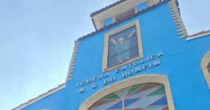 A paróquia da Igreja do Senhor do Bonfim, na Baixada Fluminense, tem liturgia entrecortada por cânticos de origem africana e se propõe a atuar dentro dos presídios para evangelizar e defender os direitos dos detentos | Crédito: Fabio Leon