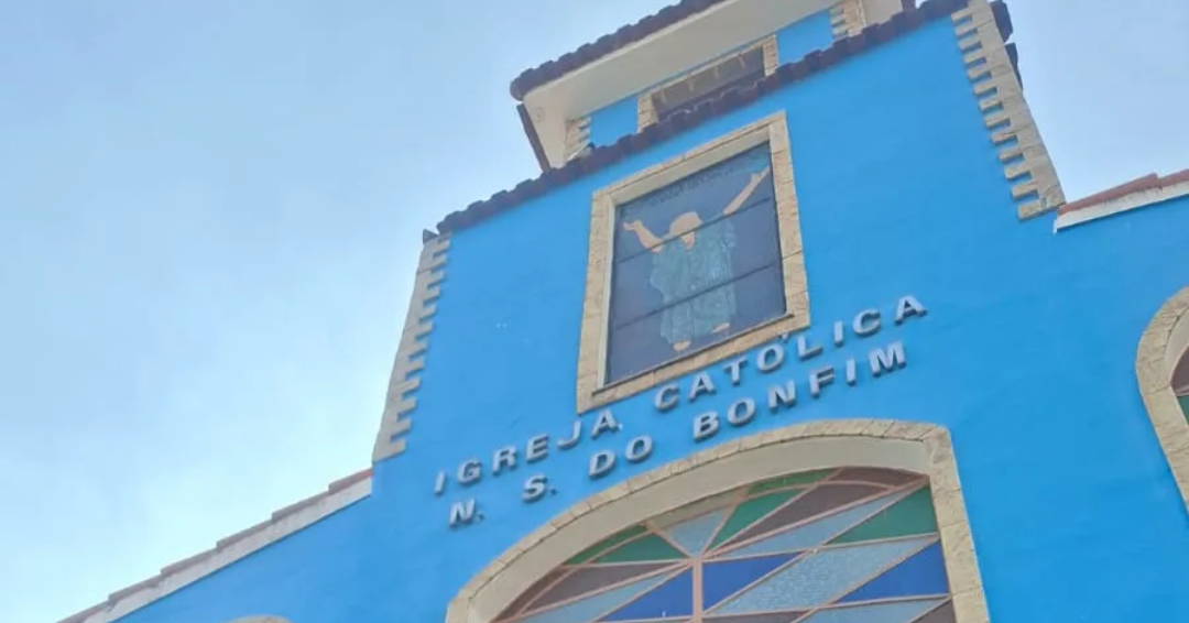 A paróquia da Igreja do Senhor do Bonfim, na Baixada Fluminense, tem liturgia entrecortada por cânticos de origem africana e se propõe a atuar dentro dos presídios para evangelizar e defender os direitos dos detentos | Crédito: Fabio Leon