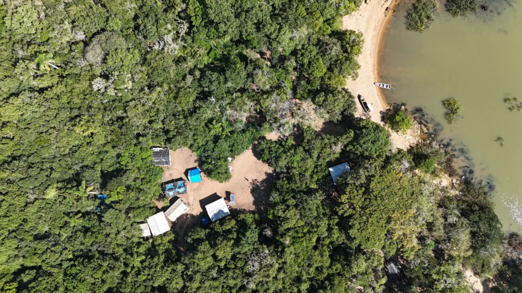 O convívio com o rio Guaíba é ancestral para o povo Guarani, muito presente no cotidiano da Tekoá Yjerê | Crédito: Alass Derivas/@derivajornalismo | Crédito: Alass Derivas/@derivajornalismo