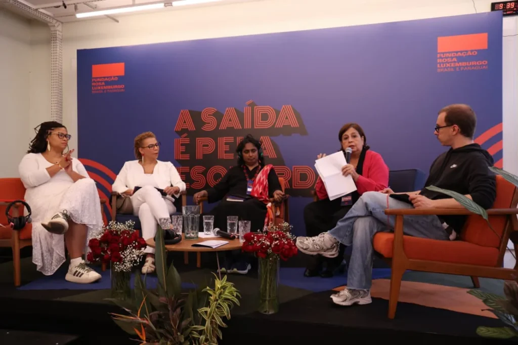 Mesa reuniu lideranças do Brasil, Paraguai e Índia para debater respostas da esquerda ao avanço global da extrema direita | Crédito: Mathilde Missioneiro/FRL